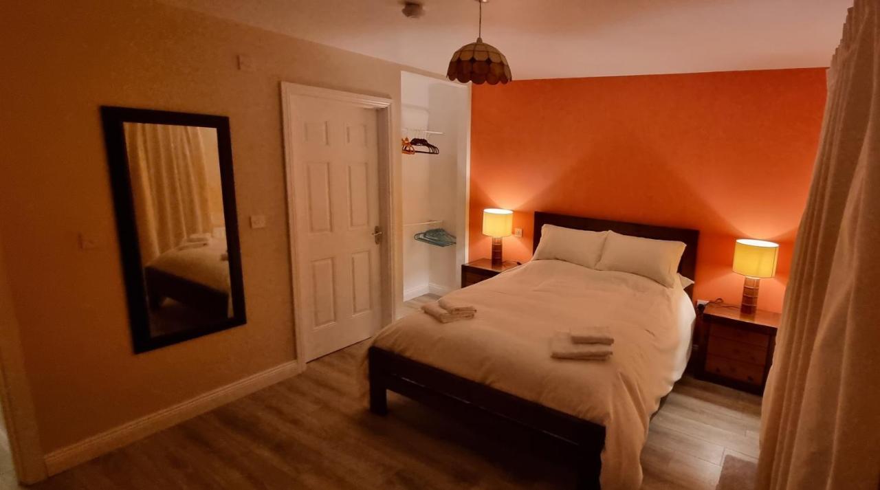 Spacious Curragh 2-Bed Apartment With Own Entrance Brownstown Extérieur photo