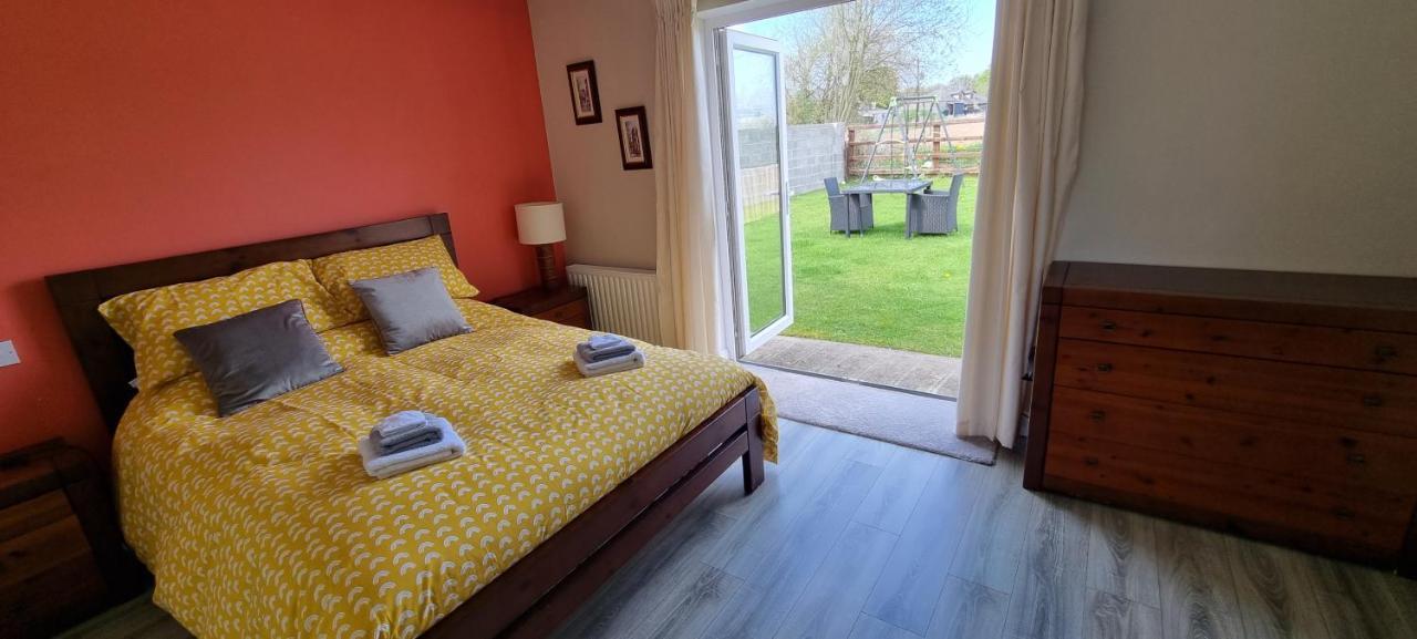 Spacious Curragh 2-Bed Apartment With Own Entrance Brownstown Extérieur photo