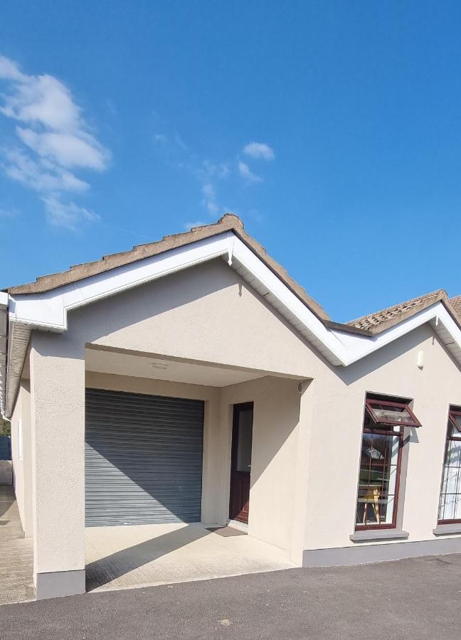 Spacious Curragh 2-Bed Apartment With Own Entrance Brownstown Extérieur photo