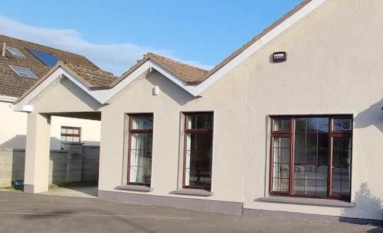 Spacious Curragh 2-Bed Apartment With Own Entrance Brownstown Extérieur photo